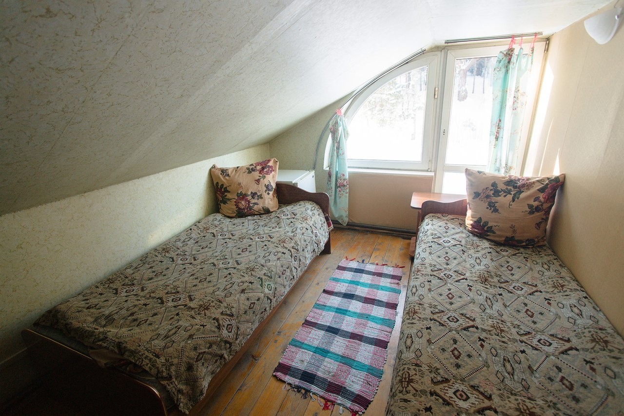  Горный приют «Иремель» Челябинская область 2-местный номер «Улучшенный» в Большом доме (2 этаж)