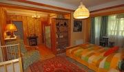  Шале-отель «Таежные дачи» Московская область Гостиная со спальней и верандой на даче