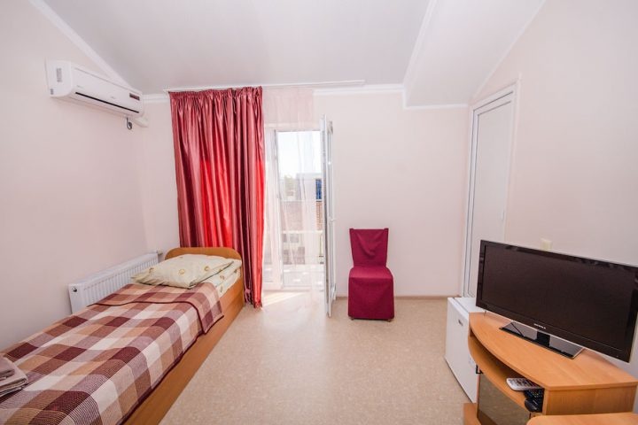 Гостевой дом «Инжир» Республика Крым 3-местная комната с балконом (корпус INGIR RED)