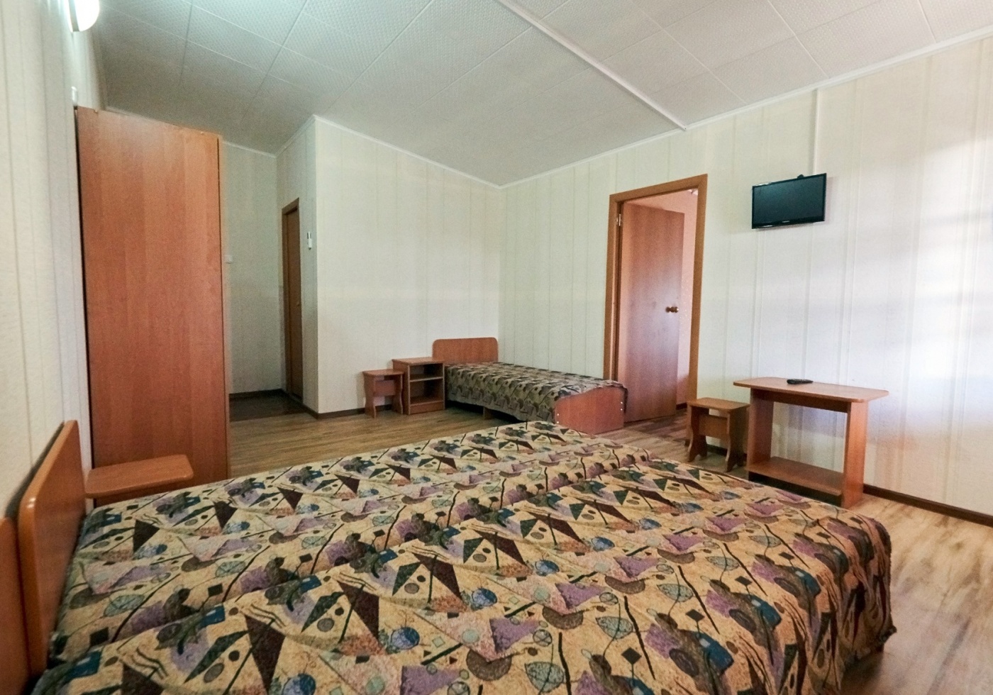 База отдыха «Ока» Краснодарский край Корпус А: 2-комнатный 5-местный номер (2х+3х) с большим балконом