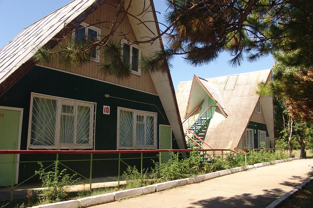  Туристско-оздоровительный комплекс «Им. А.В. Мокроусова» Республика Крым Номер 4-местный двухкомнатный Летний домик