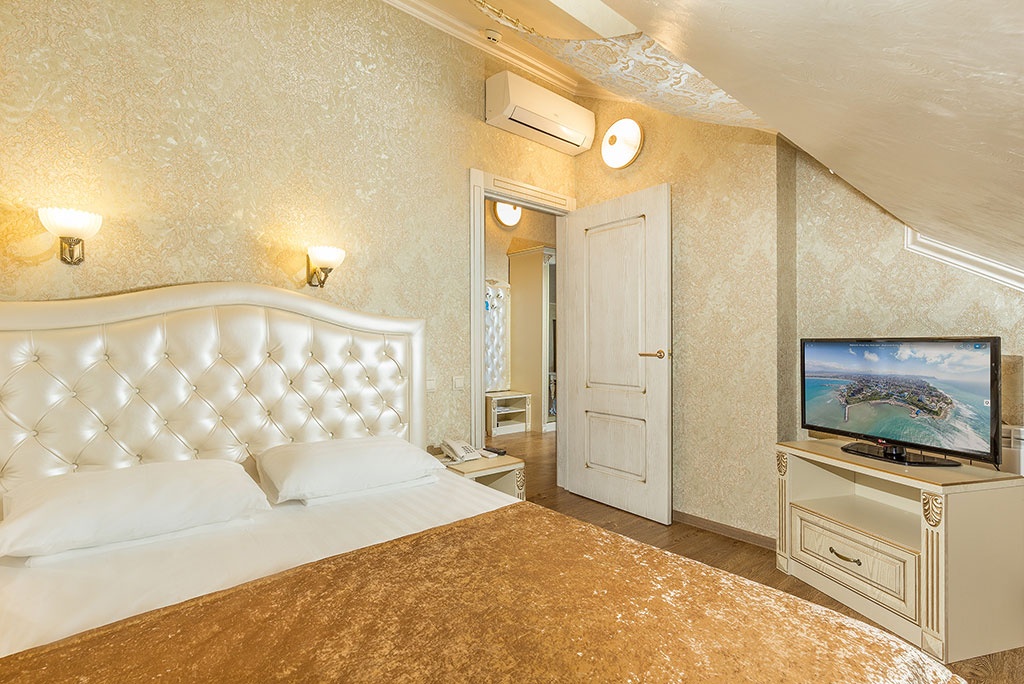  Отель «Богема» Краснодарский край Люкс 2-комнатный с балконом
