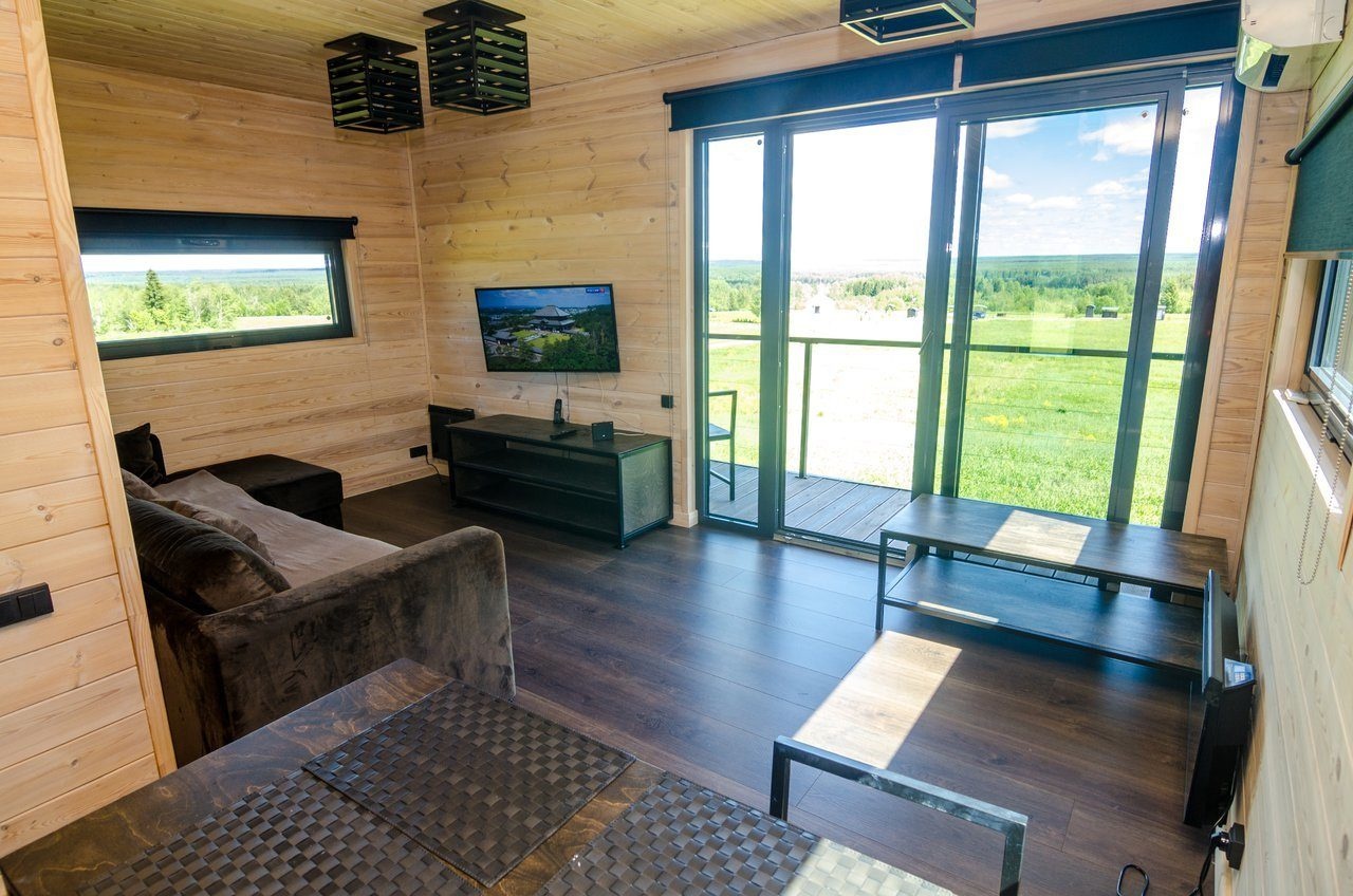 Баня с панорамными окнами в комнате отдыха
