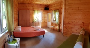  Семейный отель «Оранжевое Солнце» Краснодарский край Семейный номер с балконом в Лесном домике