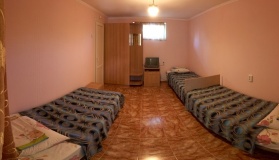 Гостевой дом «Бирюза» Республика Крым Трехместная комната 1-й этаж